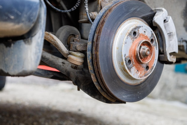 Die Nabe des Vorderrads eines aufgebockten Autos während eines Reifenwechsels