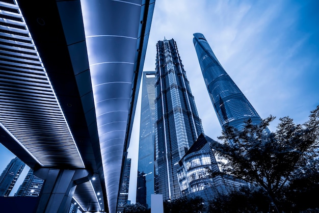 Die Nachtansicht der Stadt und die moderne Architektur des Finanzviertels von Shanghai Lujiazui