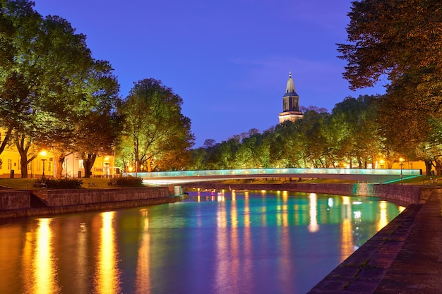 Die Nachtansicht des Flusses Aura in Turku, Finnland