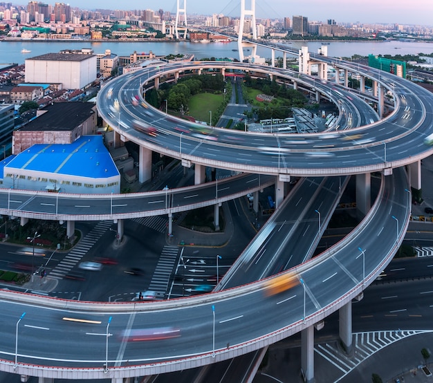Die Nachtansicht und der Verkehrsfluss der revolvierenden Shanghai Nanpu Brücke, China