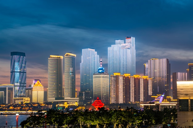 Die Nachtszene der städtischen Architekturlandschaft in Qingdao