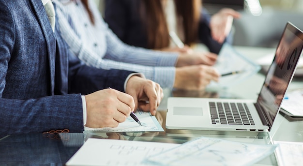 Die Nahaufnahme des Geschäftsteams arbeitet mit Finanzdokumenten am Arbeitsplatz im Büro.