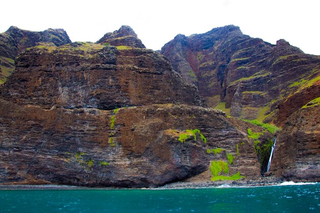 Foto die napali-küste auf kauai, einer insel des amerikanischen bundesstaates hawaii, an einem sommertag