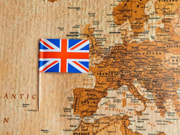 Die nationale Union-Jack-Flagge Großbritanniens in Blau und Rot auf der Weltkarte
