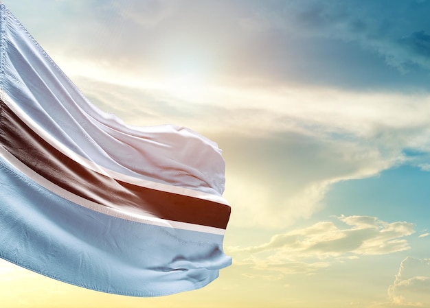 Die Nationalflagge Botswanas schwenkt am wunderschönen Himmel