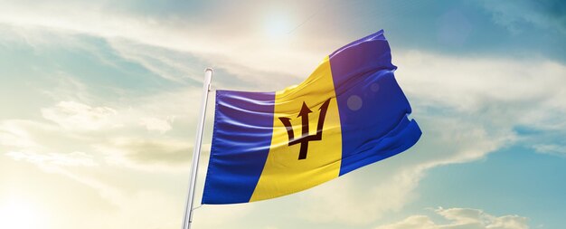 Die Nationalflagge von Barbados weht im wunderschönen Himmel