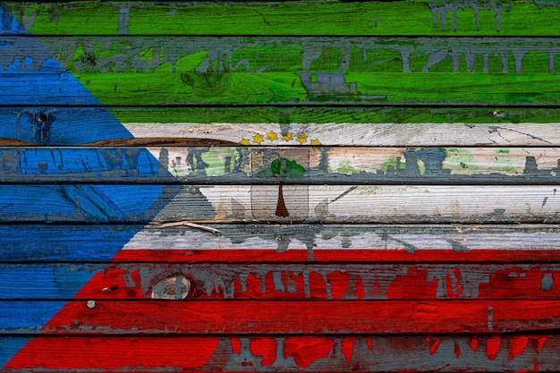 Die Nationalflagge von Äquatorialguinea ist auf unebenen Brettern gemalt. Ländersymbol