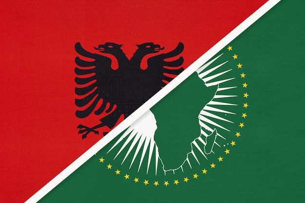 Die Nationalflaggen der Afrikanischen Union und Albaniens vom afrikanischen Textilkontinent gegen das albanische Symbol