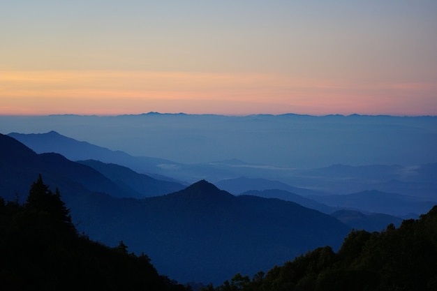 Die Nationalpark-Bergblicklandschaft mit Nebel