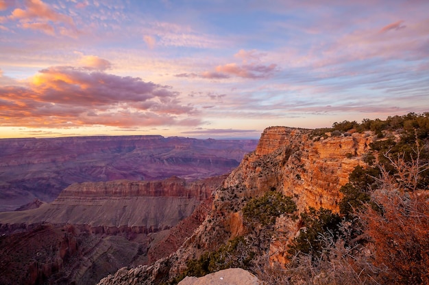 Die Naturlandschaft des Grand Canyon in Arizona, USA, bei Sonnenuntergang