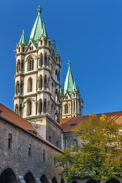 Die Naumburger Kathedrale der heiligen Apostel Petrus und Paulus ist eine ehemalige Kathedrale in Naumburg, Deutschland