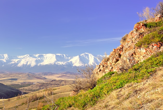 die Northchui-Gebirgskette im Altai-Gebirge Felsen und trockenes Gras am Berghang