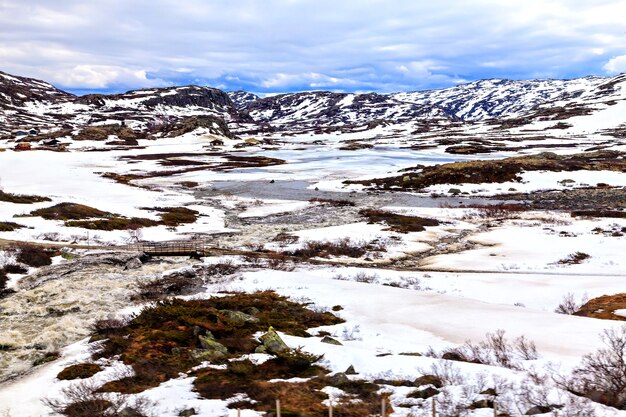 Die norwegische Winterlandschaft: Berg und Fluss