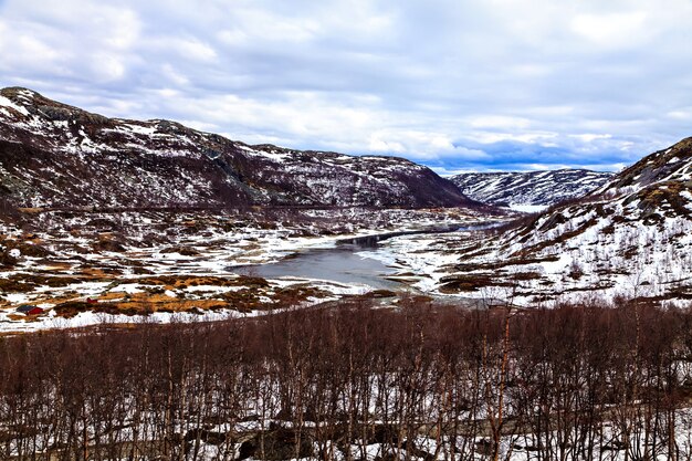 Die norwegische Winterlandschaft: Berg und See