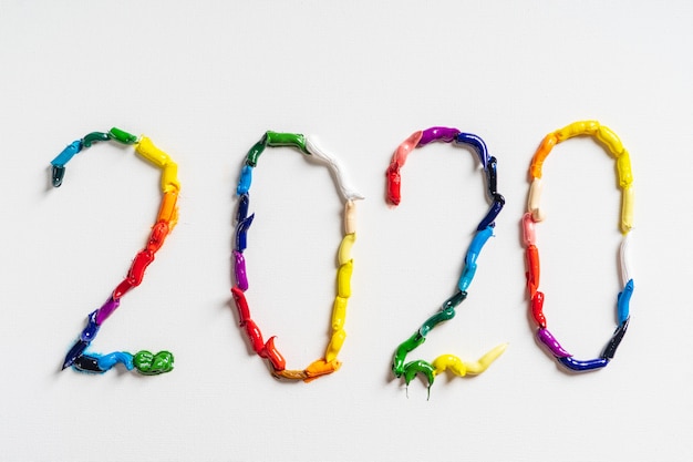 Foto die nummer 2020 sind auf weißer leinwand mit hellen ölfarben gemalt. draufsicht hautnah.