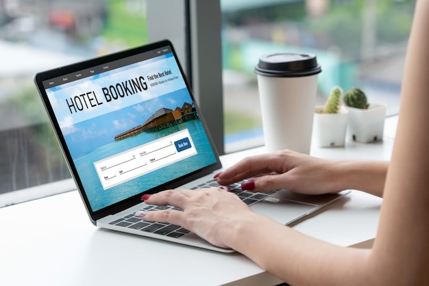 Die Online-Website zur Buchung von Hotelunterkünften bietet ein modernes Reservierungssystem. Reisetechnologiekonzept