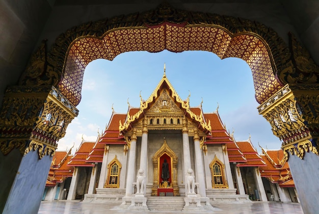 Die Ordinationshalle Ubosot des Wat Benchamabophit Dusitvanaram ist ein buddhistischer Tempel, der als Marmortempel bekannt ist, und eine wichtige Touristenattraktion in Bangkok, Thailand