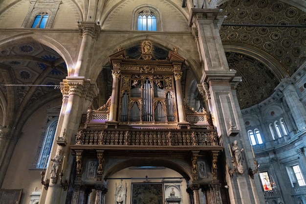 Die Orgel befindet sich in einer Kirche und ist sehr verziert.