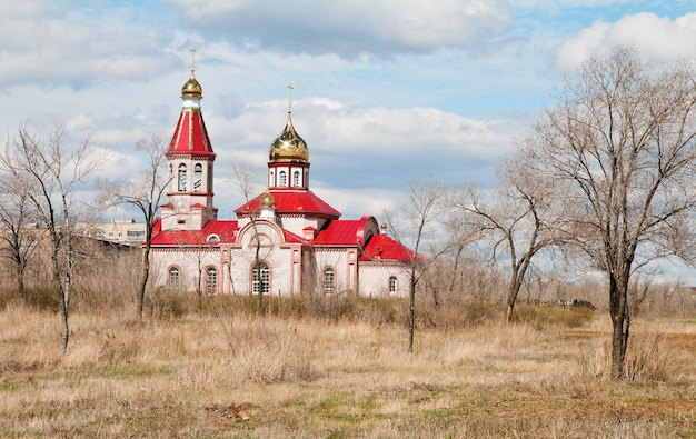 Die orthodoxe Kirche in der Altaiskaya-Straße. Orenburg, Russland. 25.04.2015