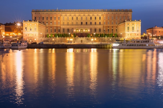 Die Ostfassade des Königspalastes während der blauen Morgenstunde Stockholms Hauptstadt von Schweden