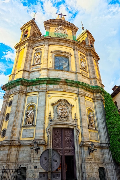 Die Päpstliche Basilika St. Michael ist eine barocke römisch-katholische Kirche und eine kleine Basilika im Zentrum von Madrid