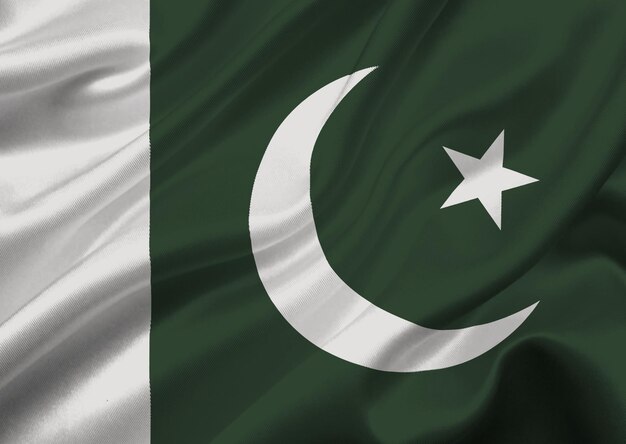 Die pakistanische Flagge schwingt im Wind