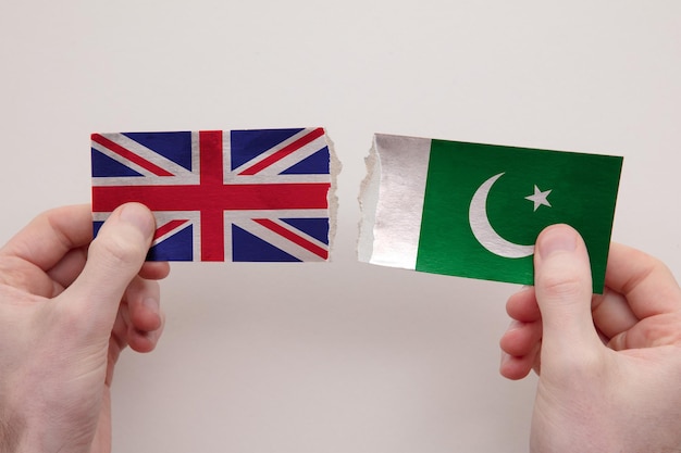 Die Papierflaggen Großbritanniens und Pakistans zerrissen das Konzept der politischen Beziehungen