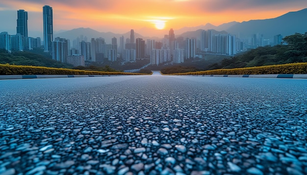 Die Perspektive der Straße vor dem Hintergrund von Sonnenuntergang und Stadtlandschaft