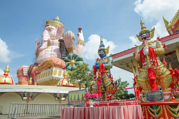 Die Perspektive von Lord Ganesha und Giant im Tempel Wat Pong Agas ist ein berühmter buddhistischer Tempel mit einer großen goldenen Pagode in Thailand
