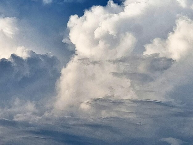 Foto die perspektive von nimbuswolken in den hintergründen des blauen himmels