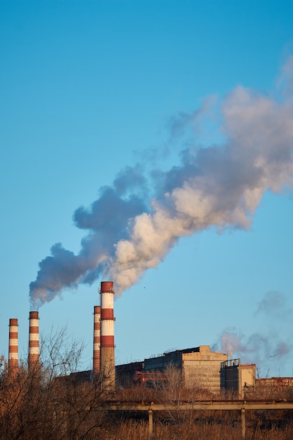 Die Pflanze stößt Rauch und Smog aus den Rohren aus