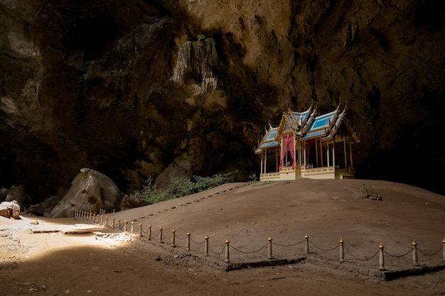 Die Phraya Nakhon-Höhle ist die beliebteste Attraktion, ein Pavillon mit vier Giebeln, der während der Herrschaft von König Rama erbaut wurde. Seine Schönheit und unverwechselbare Identität ist der Pavillon in Prachuap Khiri Khan Thailand