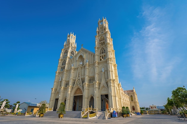 Die Phuoc Hung-Kirche, auch bekannt als Pfarrei Phuoc Hung, zieht Touristen an, um an Wochenenden in Vung Tau, Vietnam, einen spirituellen Besuch abzustatten. Die Phuoc Hung-Kirche hat ein Baugebäude, das wie Frankreich aussieht