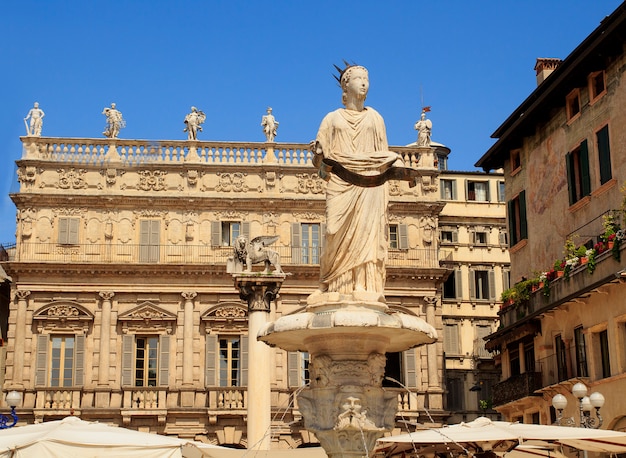 Die Piazza delle Erbe ist der älteste Platz in Verona und erhebt sich über dem Gebiet des Forum Romanum