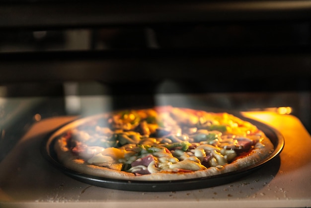 Die Pizza wird im Ofen von einem professionellen Koch im Restaurant für ein besonderes italienisches Abendessen gebacken