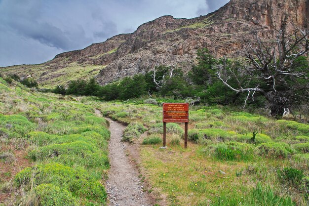 Die Platte mit Informationen zum Wandern nach Fitz Roy, El Chalten, Patagonien, Argentinien