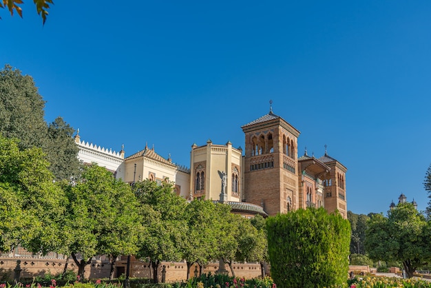 Die Plaza de America und das Museum für Volkskunst in Sevilla, Andalusien, Spanien Es befindet sich im Parque de Maria Luisa.