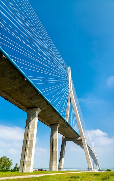 Die Pont de Normandie, eine Schrägseilbrücke über die Seine in der Normandie, Nordfrankreich