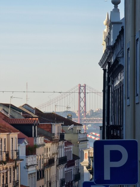 Foto die ponte 25 d'abril-brücke über einer straße in lissabon