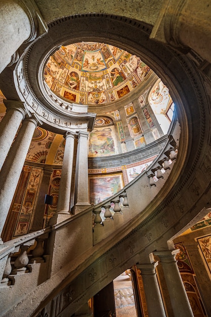 Die prächtige Steintreppe der Villa Farnese, einem fünfeckigen Herrenhaus in der Stadt Caprarola in der Provinz Viterbo, Nordlatium, Italien