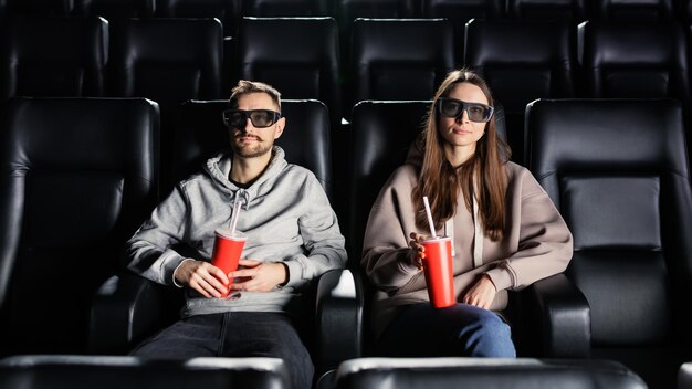 Die Premiere des Films für zwei Verliebte Ein Mann und eine junge Frau sehen sich mit einer 3D-Brille einen Film an