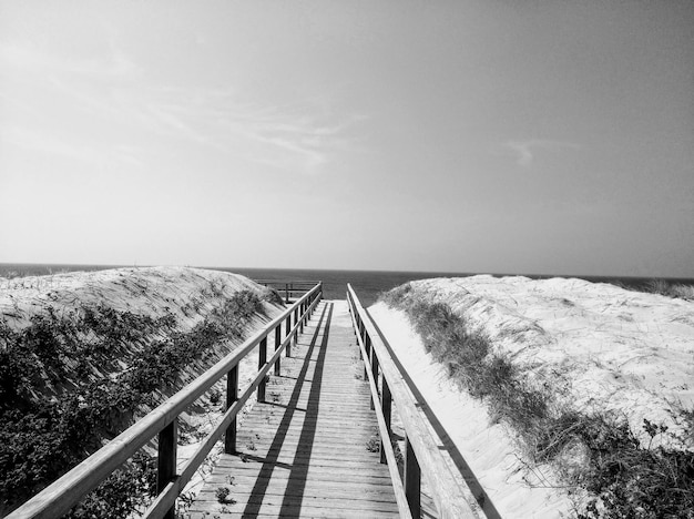 Die Promenade führt zum Meer gegen den Himmel