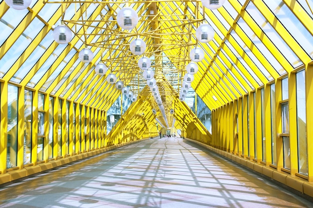 Die Puschkinski-Fußgängerbrücke in Moskau. Russland