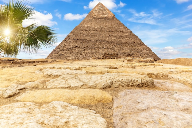Foto die pyramide von khafre chephren in der sonnigen wüste von gizeh, ägypten.
