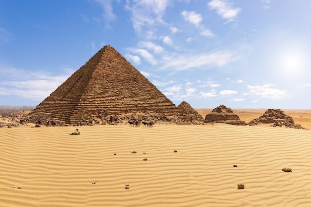 Die Pyramide von Menkaure und die Pyramidengefährten, Gizeh, Ägypten.