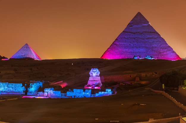 Die pyramiden und die sphinx in den nachtlichtern, gizeh, ägypten.