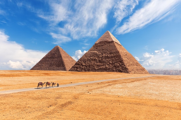 Die Pyramiden von Gizeh in der Wüste, sonnige Tageslandschaft.