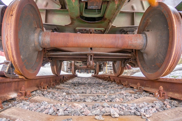 Die räder der eisenbahnwaggons sind in schlechtem zustand