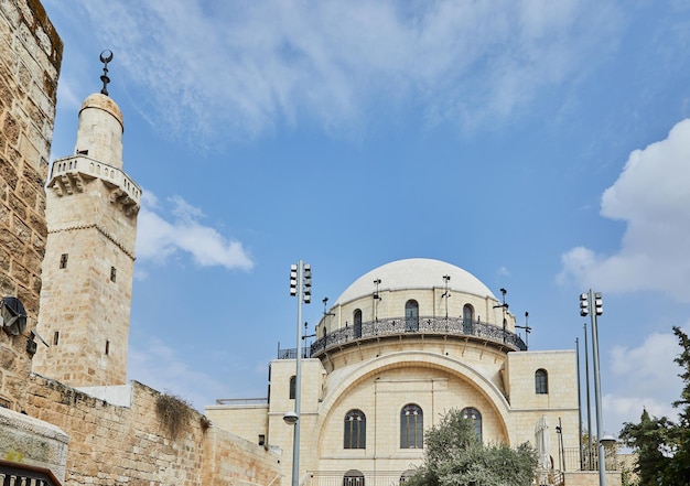 Die Ramban-Synagoge ist die älteste funktionierende Synagoge in der Altstadt von Jerusalem Israel Minarett der Sidna-Omar-Moschee