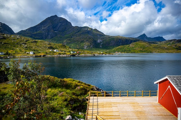 Die raue Landschaft der norwegischen Fjorde auf den Lofoten, kleine Häuser am Meer